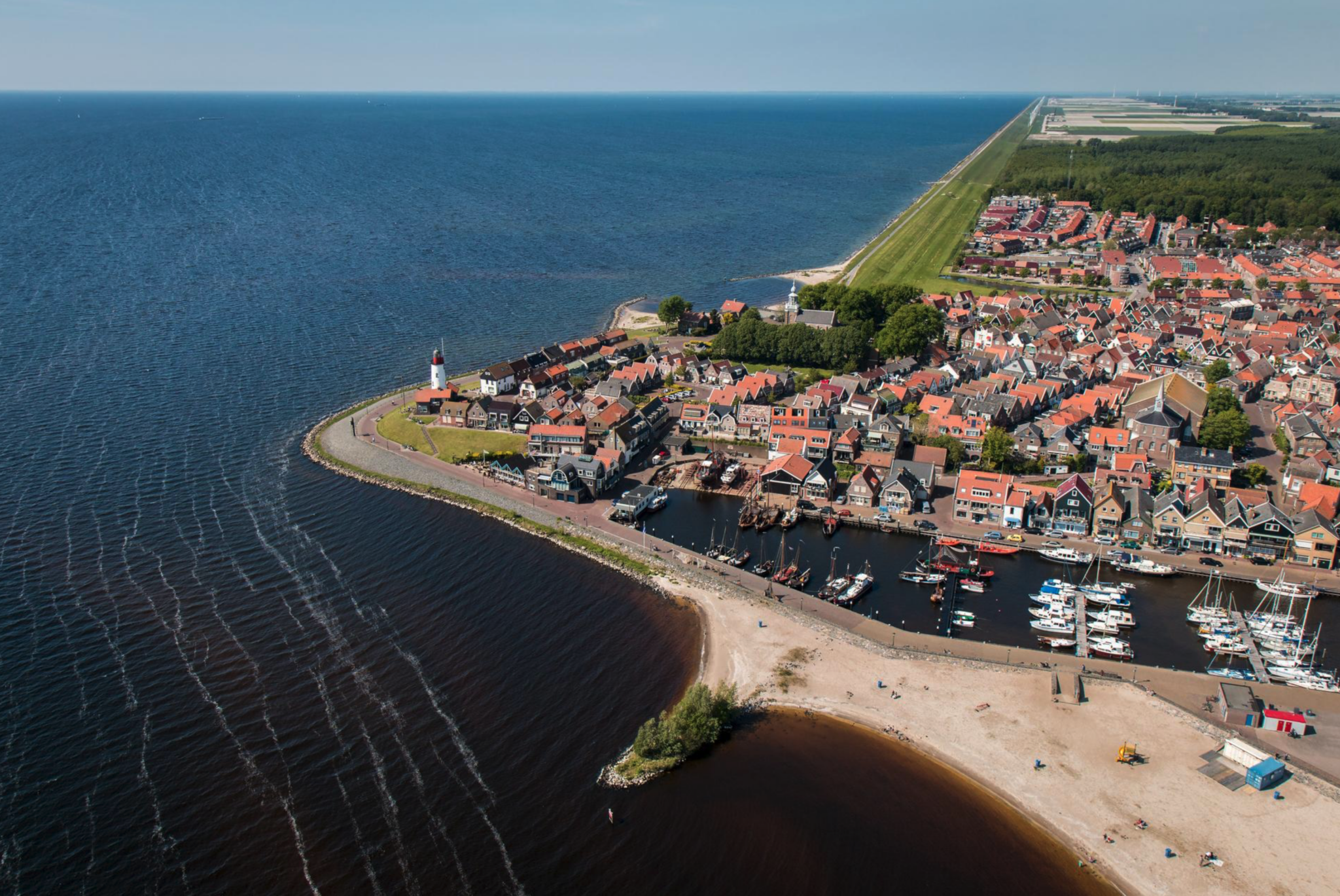 We worden steeds afhankelijker van pompen om Nederland droog te houden. Dat kost energie en geld. Als we het waterpeil op het IJsselmeer verhogen, kunnen we langer doorgaan met spuien. Dan zijn wel dijkversterkingen rond het meer nodig.