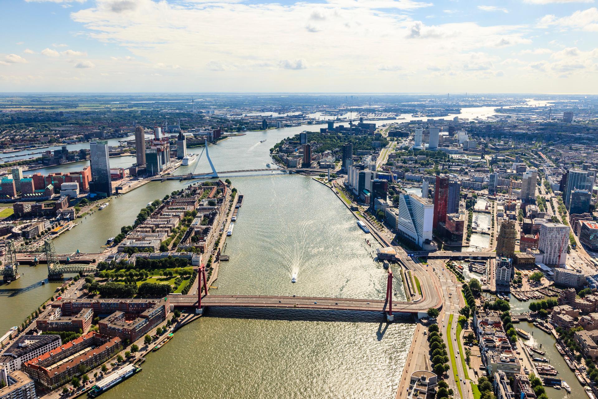 Nederland, Zuid-Holland, Rotterdam, 15-07-2012; Binnenstad met rivier de Nieuwe Maas gezien in westelijke richting. Voorgrond Noordereiland en Willemsbrug, Boompjes. Erasmusbrug en Kop van Zuid (midden)..Overview in western direction on Rotterdam and river, bridges connecting the Noordereiland (isle) and the two borders of north and south. .luchtfoto (toeslag), aerial photo (additional fee required).foto/photo Siebe Swart